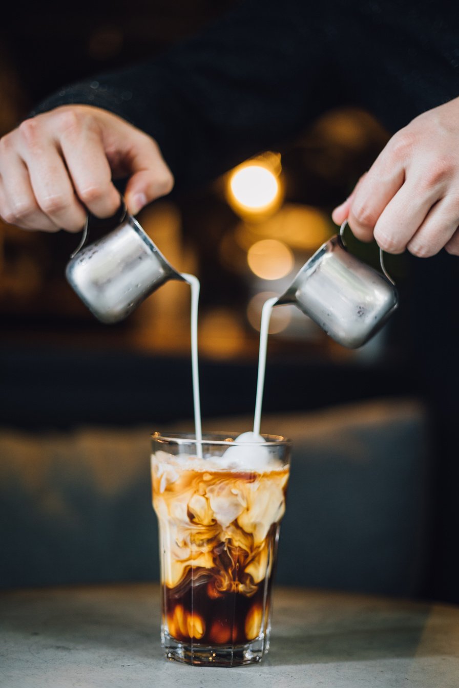 Prepairing iced latte